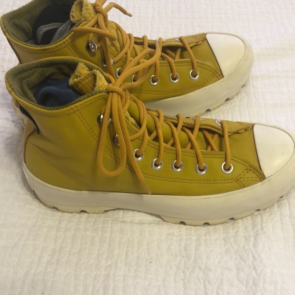 Converse Chuck Taylor Women’s All-Star Gore-Tex leather high top sneakers.Size 7